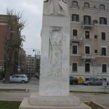 La scultura che ricorda il maresciallo Armando Diaz, nell'omonima piazza